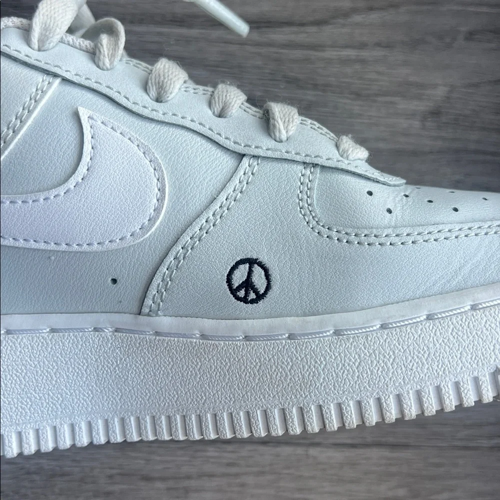 Nike Air Force 1 ’07 Next Nature “White/Black/Globe” Sneakers 6Y / Women’s 7.5